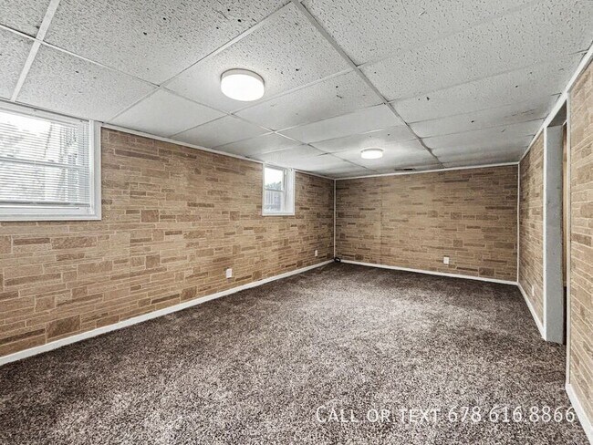 Building Photo - 560 Lee Byrd Rd