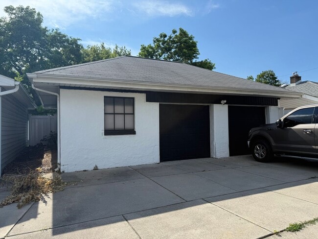 Building Photo - 3 bedroom 2 bath in the heart of Niagara F...