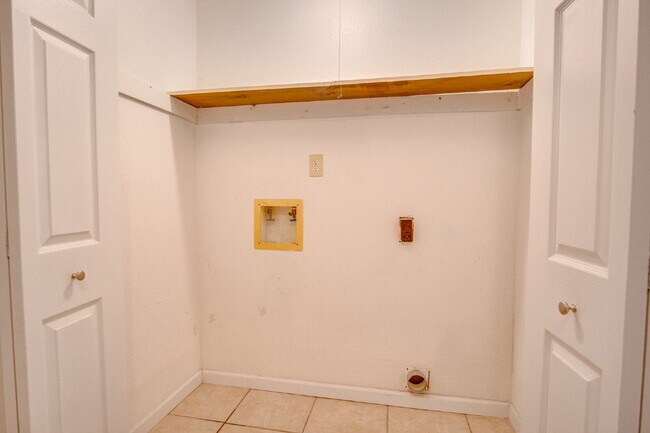 Building Photo - Pet-friendly Spacious Vinyl-Sided 2BR Apartment in Gulf Breeze