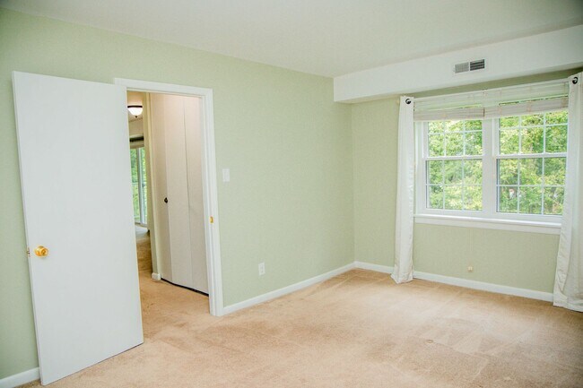 Building Photo - One Bedroom Condo in Barracks West