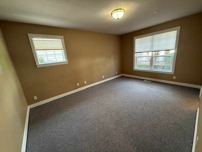 Building Photo - 3 Bedroom 2 Bath 55 and Old Community Newberg OR