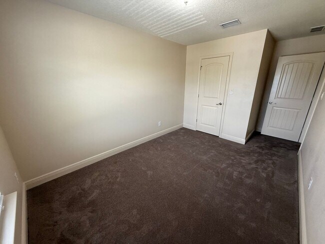 Building Photo - Pensacola - Weatherstone - 4 bedroom, 2.5 ...
