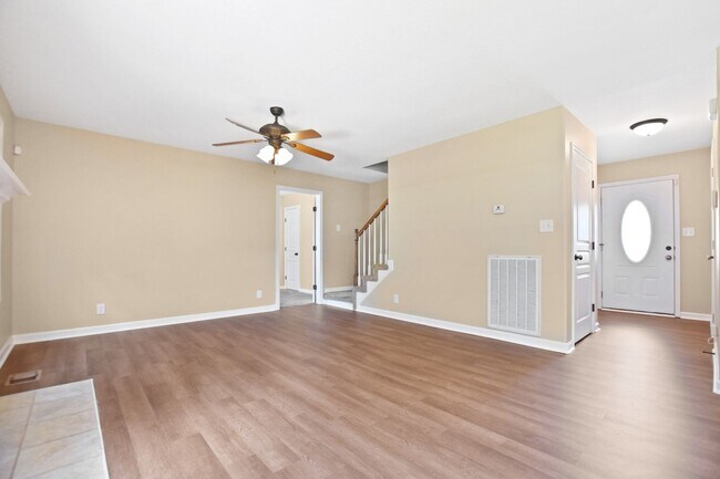 Building Photo - Pet Friendly Three Bedroom!