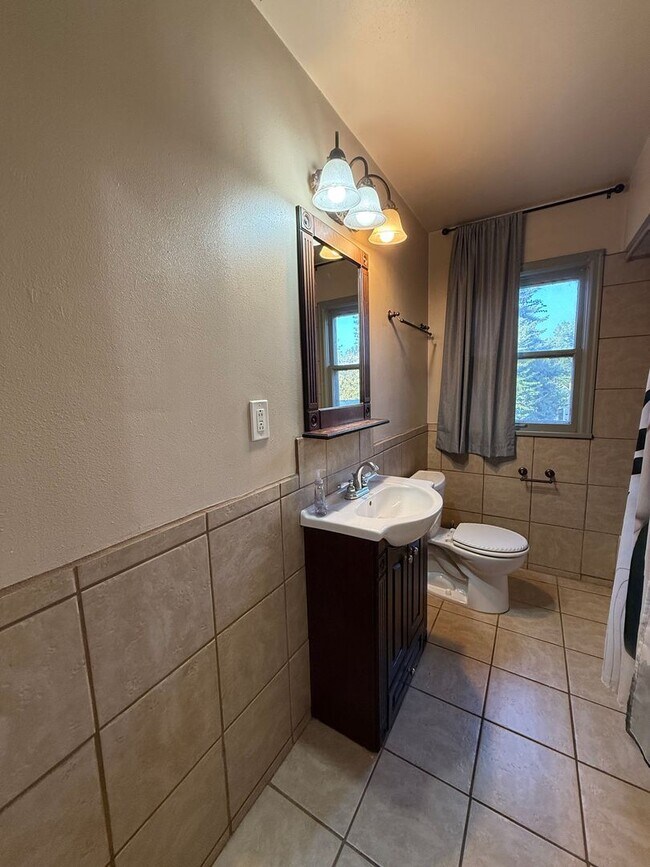 Building Photo - Spacious South Hill Home