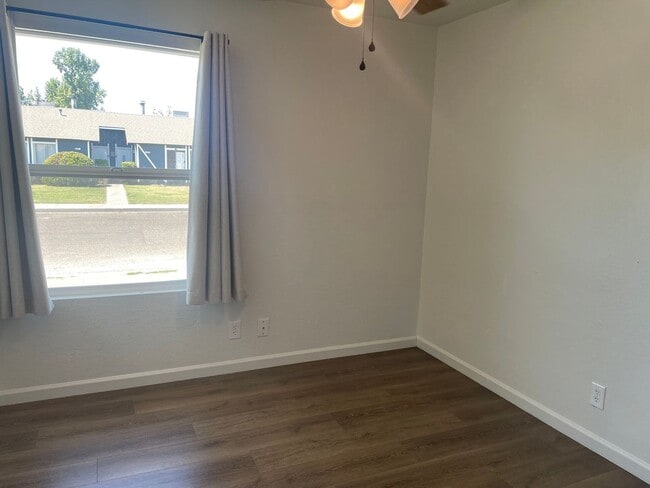 Building Photo - **** MOVE IN SPECIAL-FREE FIRST MONTH RENT...