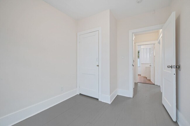 Building Photo - Newly Renovated 3 Bed, 1 Bath Home - Conveniently Located, Central AC & Heat - Available NOW in B...