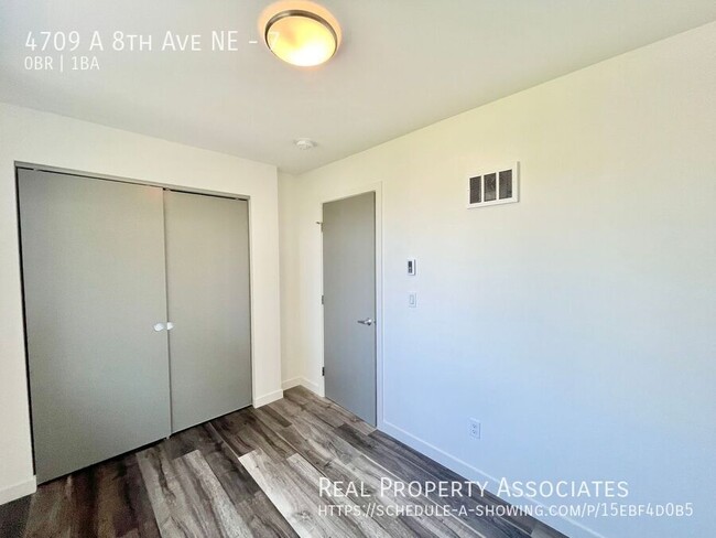 Building Photo - Modern Townhome with ROOMS Available in Un...