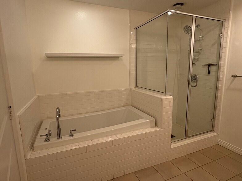 Primary Suite Bathroom - 4050 Glencoe Ave
