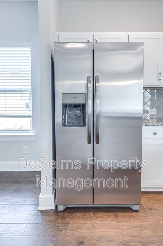 Building Photo - 1024 Hillbrook Dr