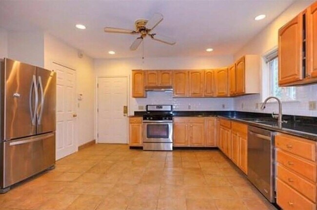 Building Photo - 82 Medford St