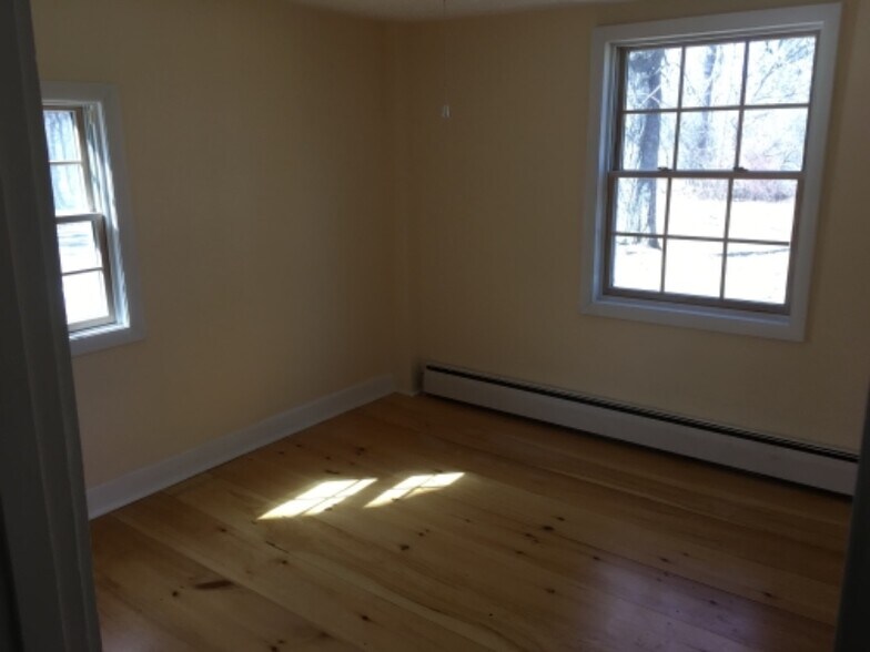 Building Photo - 469 River Rd