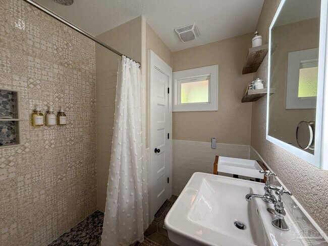 Building Photo - 224 N M St