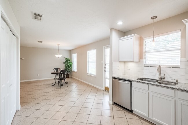 Building Photo - 16783 N Bob White Dr