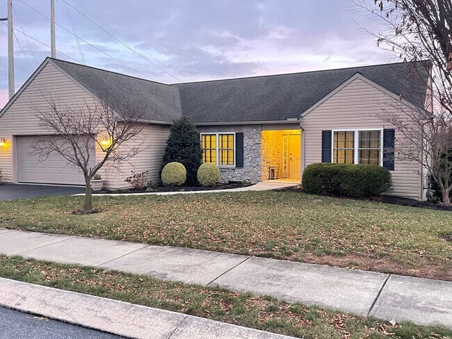 Building Photo - Beautiful 3 bedroom 2 bathroom Rancher in Great Manheim Location!