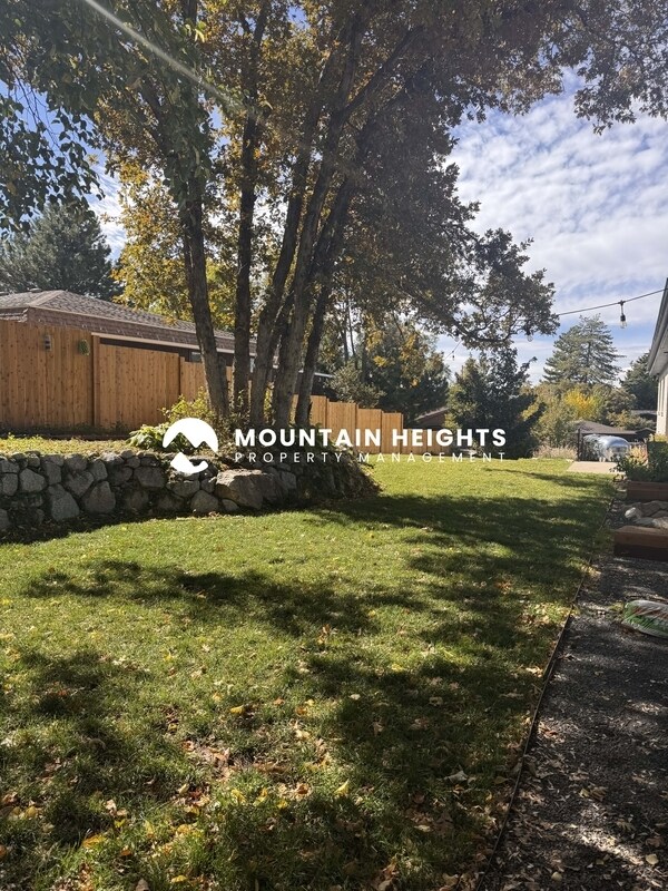 Building Photo - 8589 Kings Hill Dr