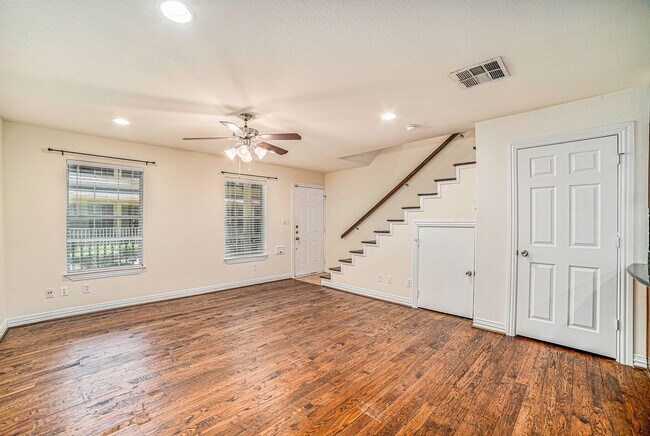 Building Photo - Charming, turnkey apartment near Oak Lawn ...