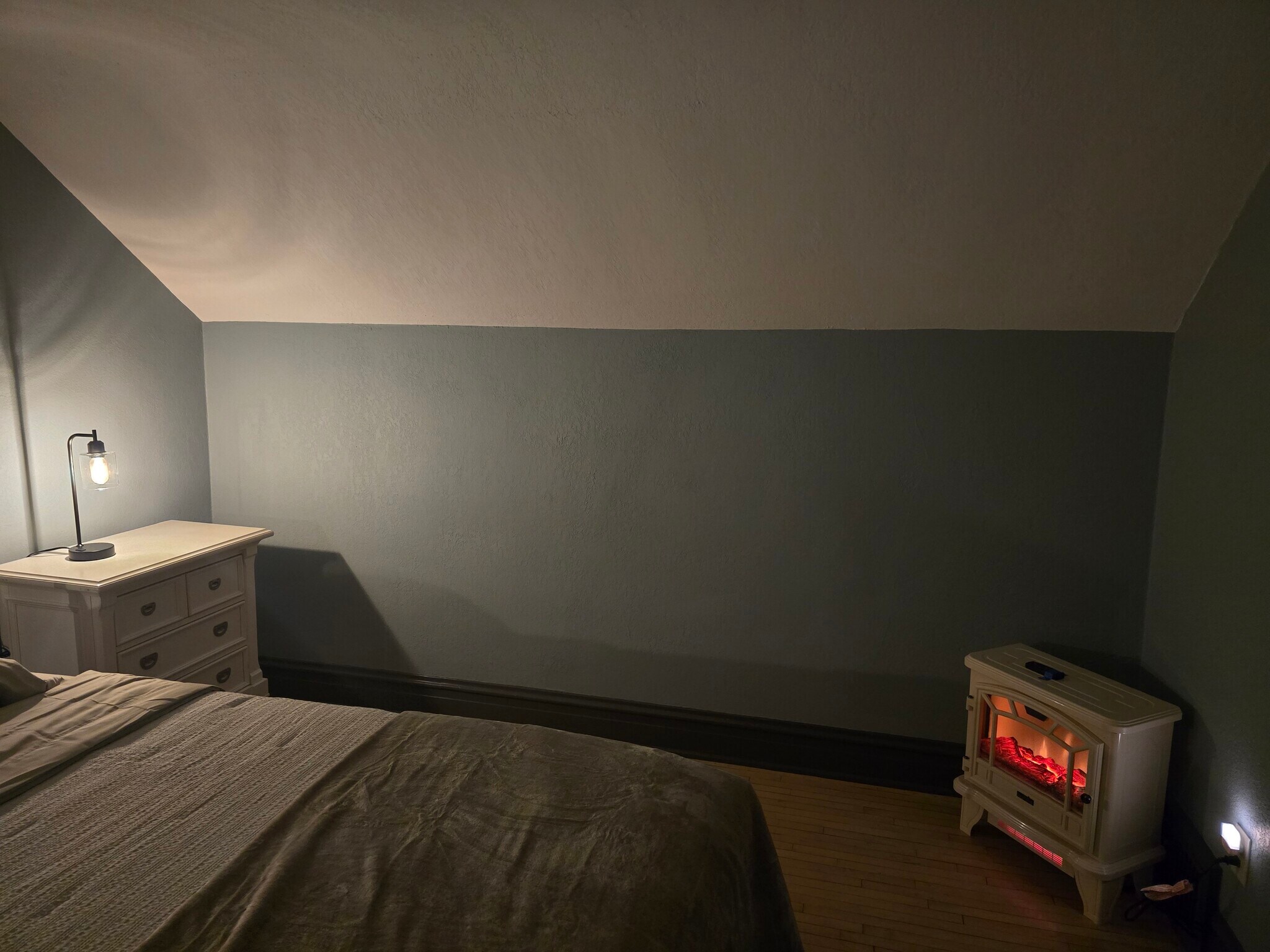 Building Photo - 1825 E 5th St