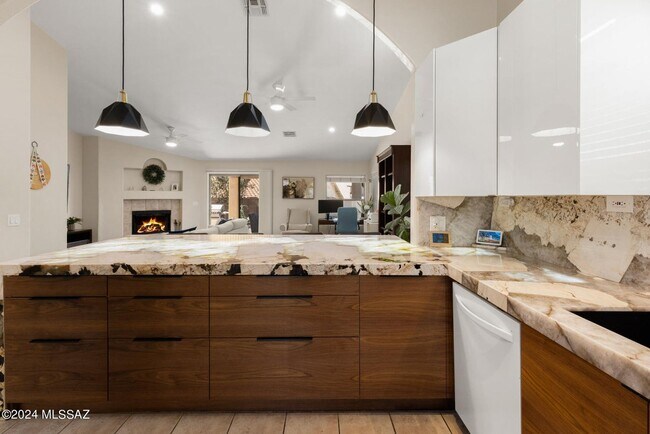 Building Photo - Oro Valley Stunner