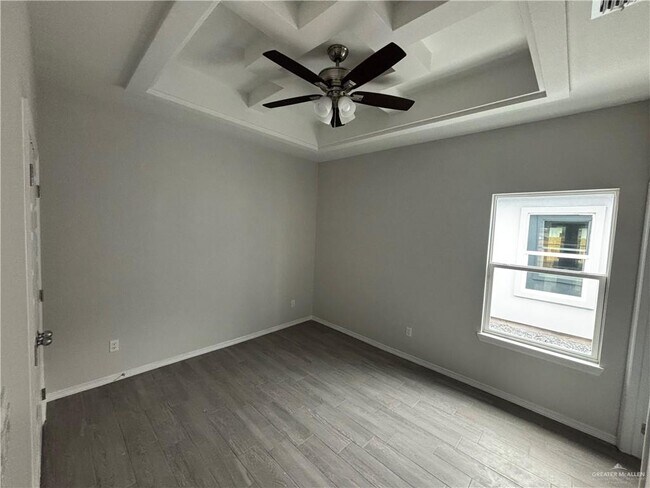 Building Photo - 905 Deluxe St
