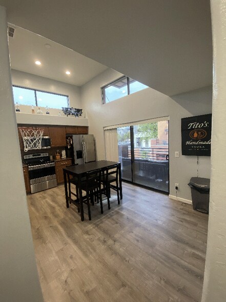 Building Photo - 330 S Farmer Ave