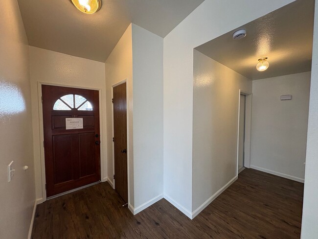 Building Photo - NW Visalia Home Rent Ready!