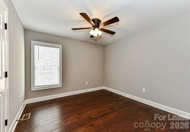 Building Photo - 704 N Main St