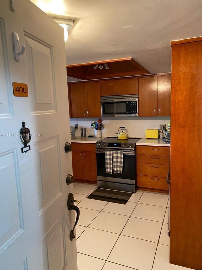 Building Photo - 5880 Collins Ave