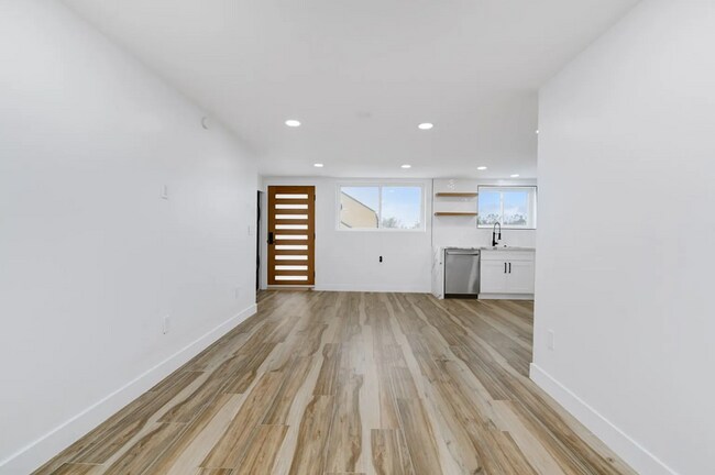 Building Photo - This unit offers a cozy and private 1-bedr...