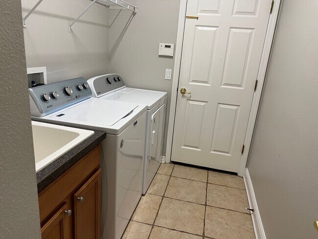 Building Photo - Stunning Windermere Home in Gated Communit...