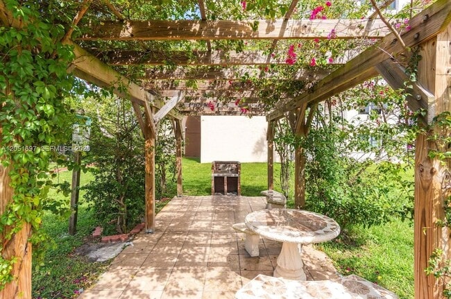 Building Photo - 6950 Miami Gardens Dr
