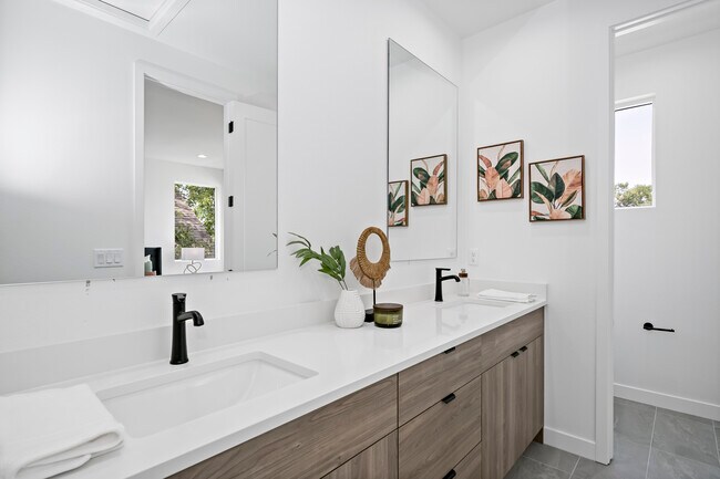 Building Photo - 1419 Benton St