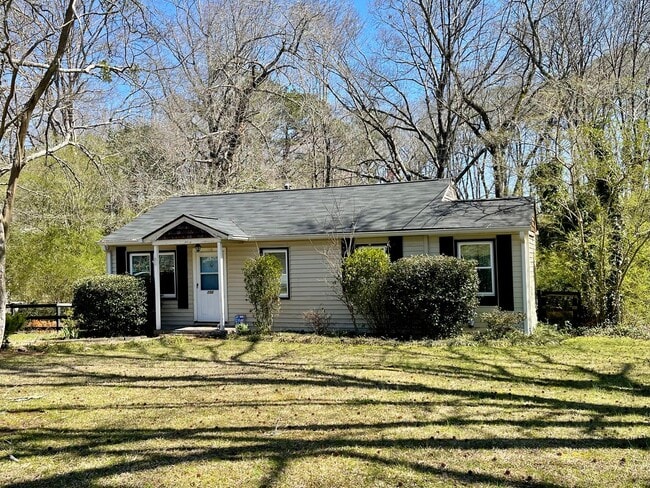 Building Photo - 2 Bedroom / One bathroom house!