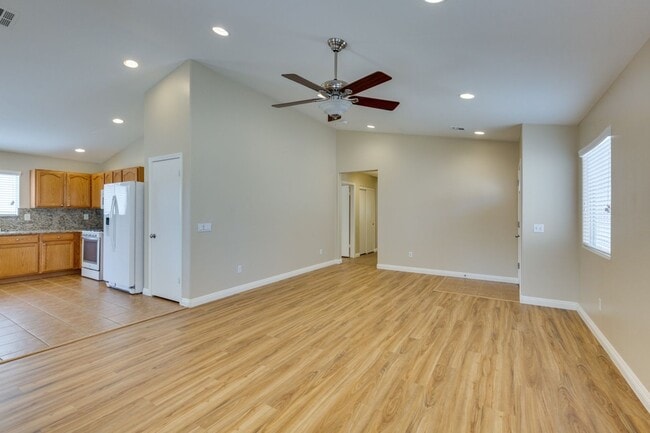 Building Photo - Single story 3 bedroom home in a lovely NW community