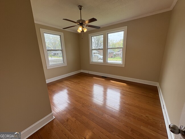 Building Photo - 10 Kirkwood St NE