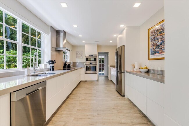 Building Photo - 140 N Hibiscus Dr