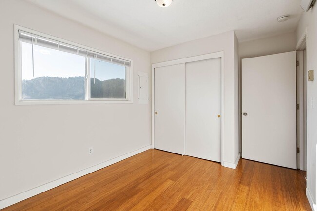 Building Photo - $300 off 1st month's rent! Comfortable 2-b...