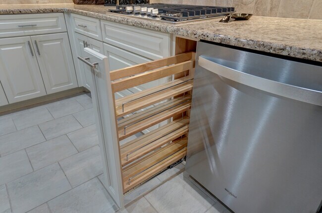 Pull-outs in kitchen cabinets - 2335 Sylvia Court
