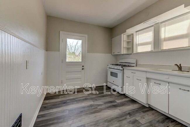Building Photo - 3953 Tholozan Ave