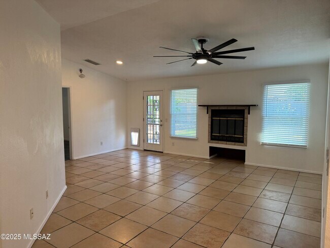 Building Photo - 2560 W Tenbrook Way