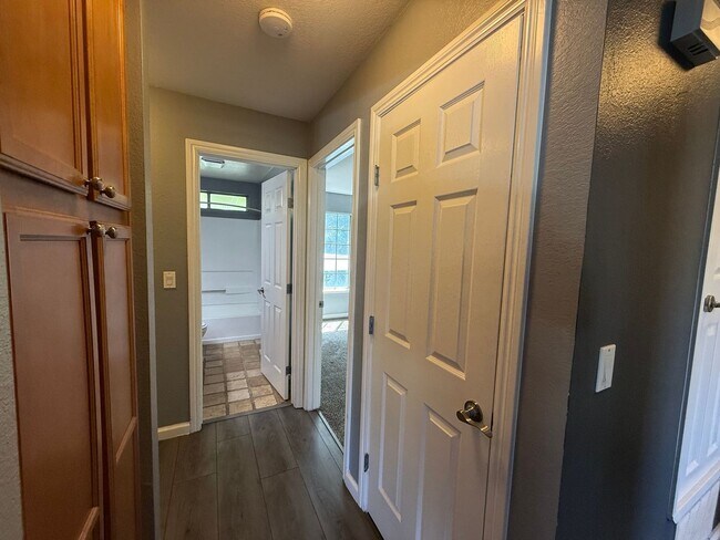 Building Photo - Parkview condo close to shopping & freeway access!
