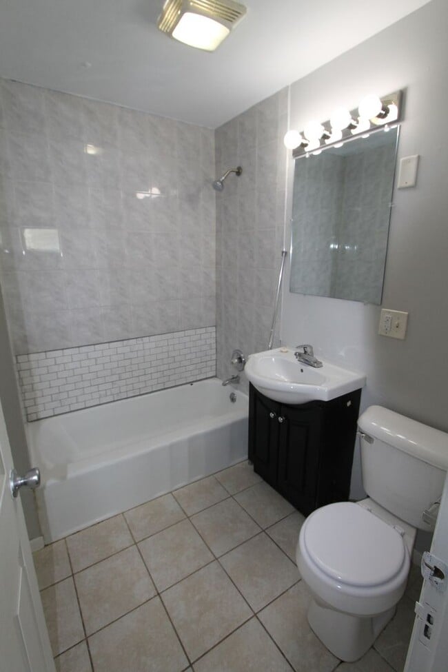 Building Photo - Large 5 Bedroom Home! Available Now.  Plen...