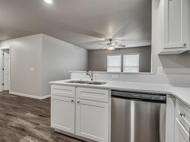 Building Photo - 206 Gray St