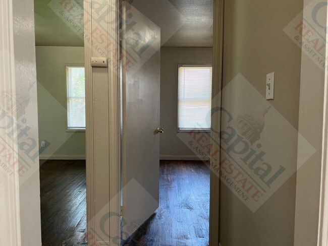 Building Photo - Spacious 3 Bedroom