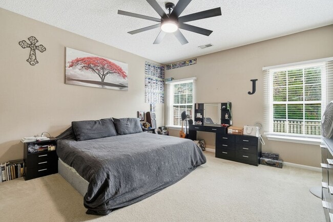 Building Photo - Charming 3BR Home in Richmond Hill with Pond View & Great Location!