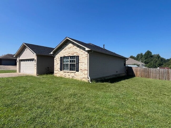Building Photo - 102 Rosebud Cir