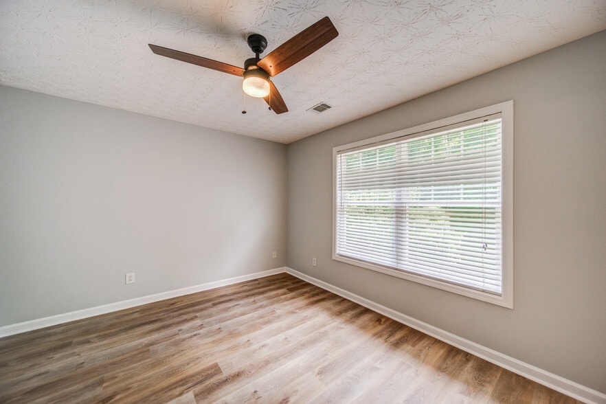 Building Photo - 211 Pearl Chambers Dr