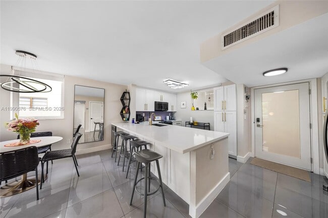 Building Photo - 1665 Bay Rd