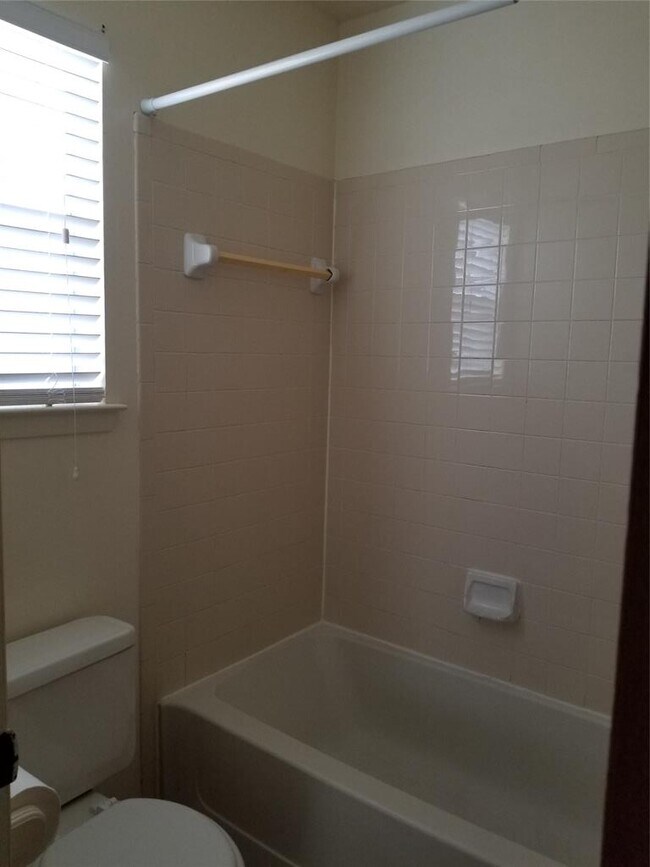 Building Photo - 740 Simonetti Dr