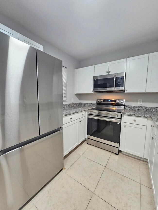 Building Photo - 1545 Lake Crystal Dr