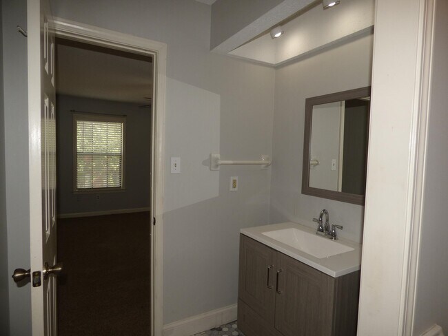 Building Photo - 1695 Belvedere Ct